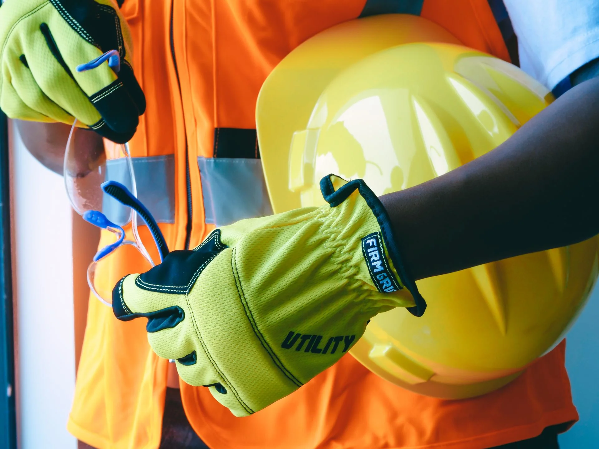 Capacete, luvas e equipamentos de proteção organizados.